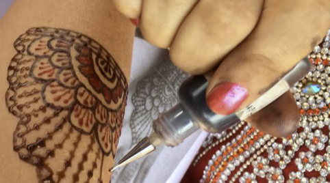 Slangendans en iemand die henna tattoos kan zetten